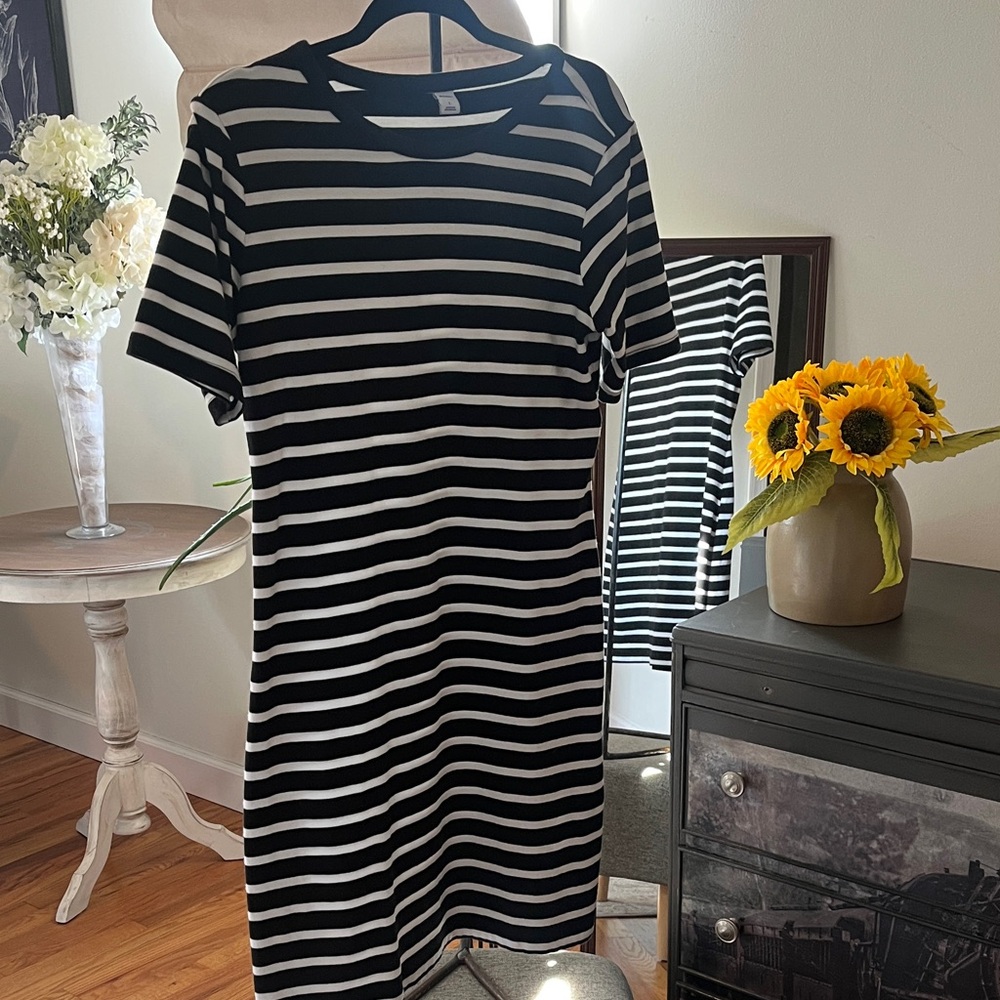 Old Navy Black and White Striped Dress